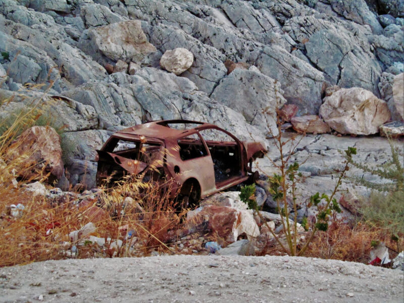 Inquiétude à Connerré cette voiture sinistre intrigue les riverains…