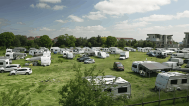 Nantes face aux défis de l'occupation des caravanes des gens du voyage en zone industrielle