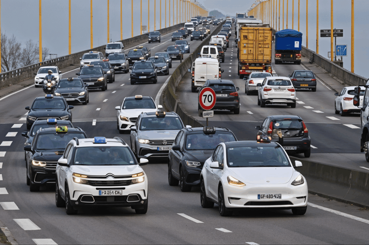 Opération escargot à Nantes Perturbations routières et revendications des chauffeurs de taxi