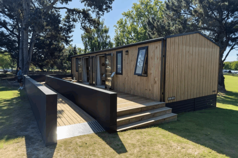 Un nouveau mobil-home révolutionne le camping pour les personnes handicapées en Bretagne